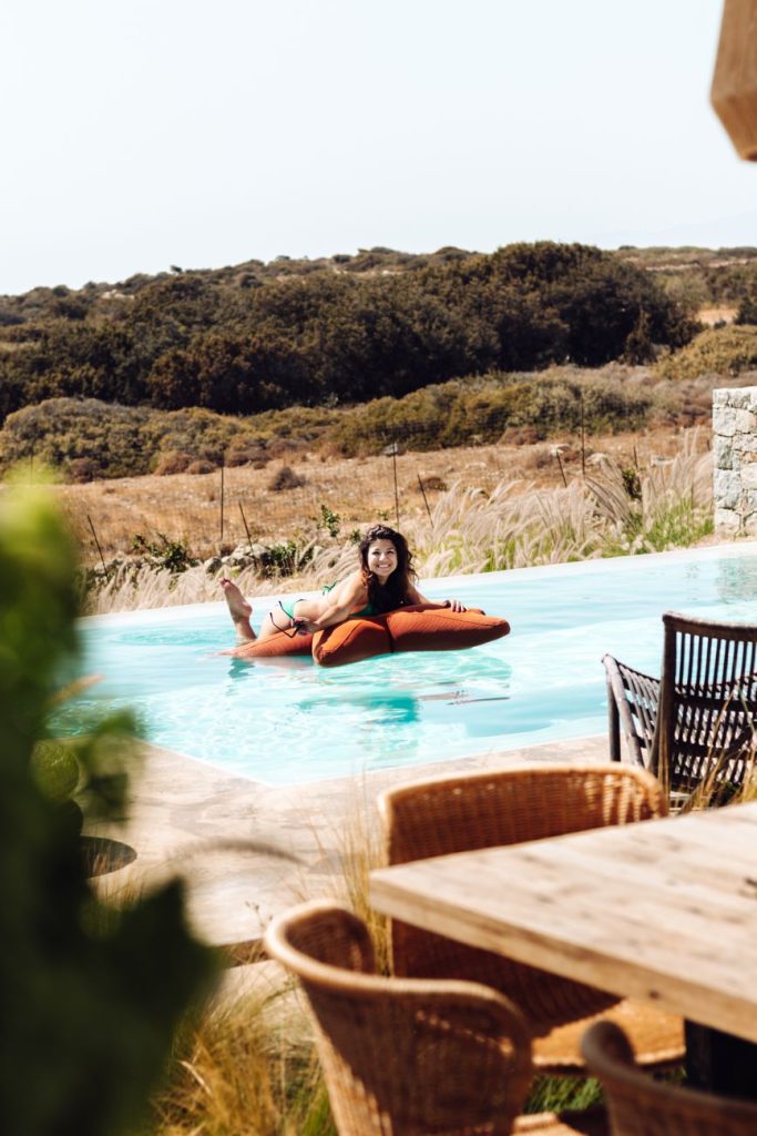 Femme en bikini au bord de la piscine