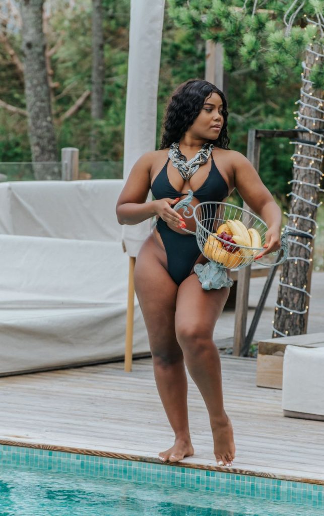 Femme en bikini au bord de la piscine