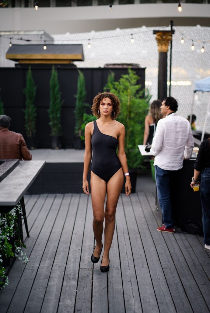 Femme en bikini au bord de la piscine