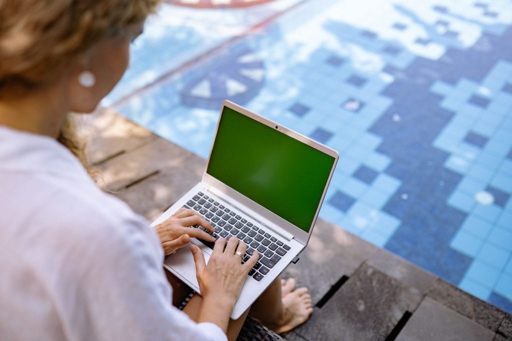 Femme en bikini au bord de la piscine