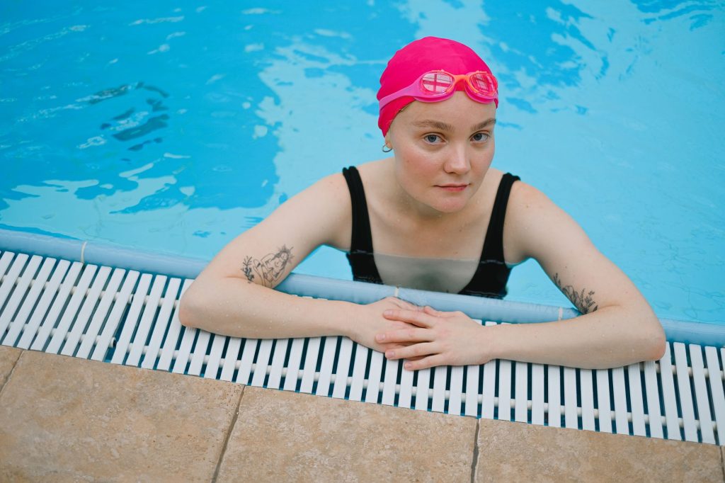 Femme en bikini au bord de la piscine