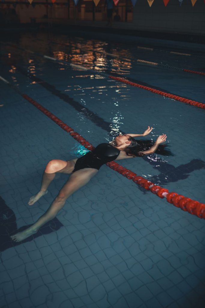 Femme en bikini au bord de la piscine