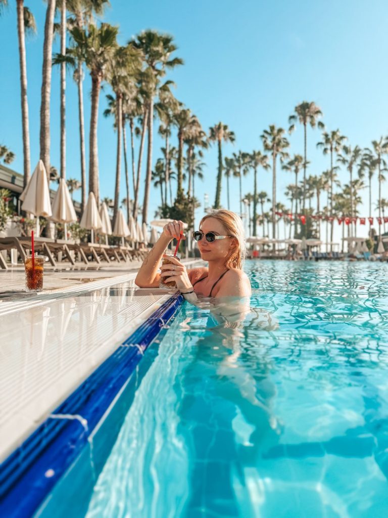 Femme en bikini au bord de la piscine