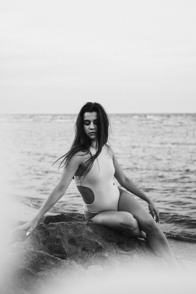 Femme en bikini au bord de la piscine