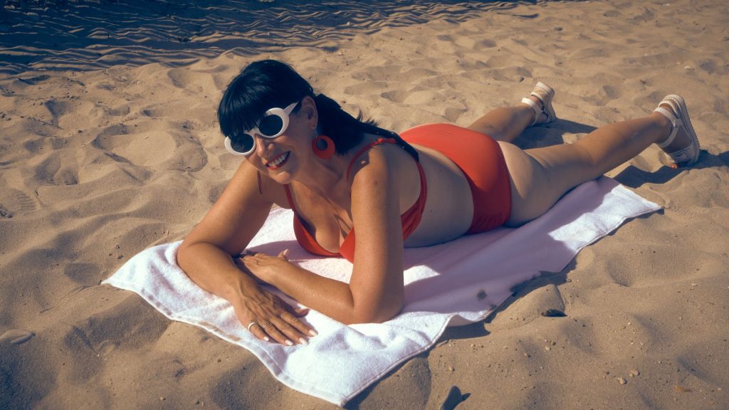 Femme en bikini au bord de la piscine