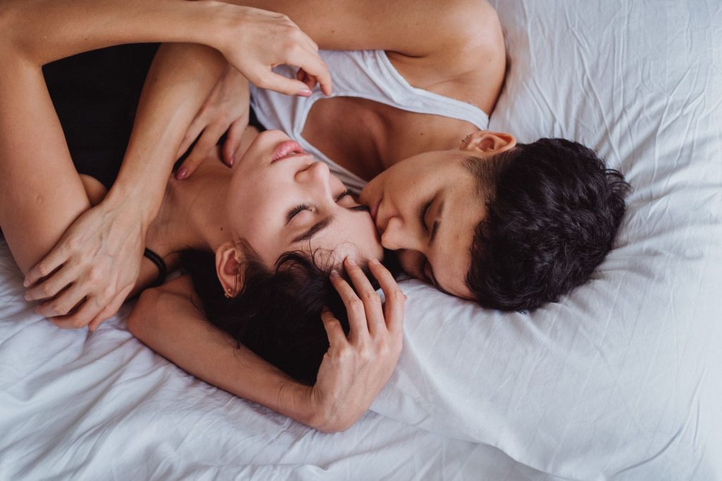 Couple enlacé