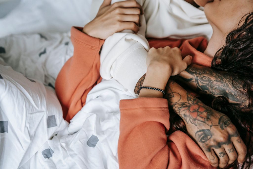 Couple enlacé