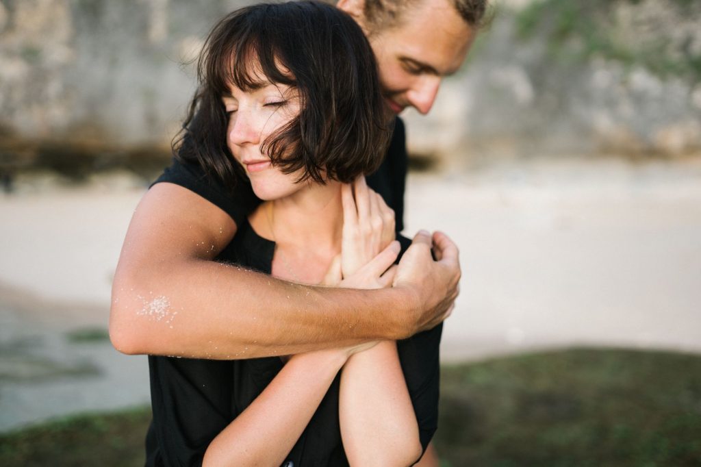 Couple enlacé