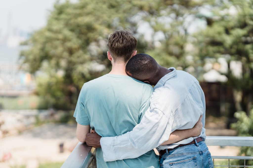 Couple enlacé