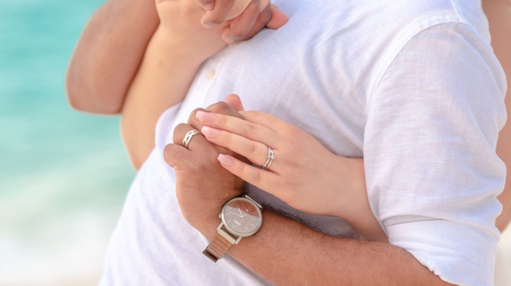 Couple enlacé
