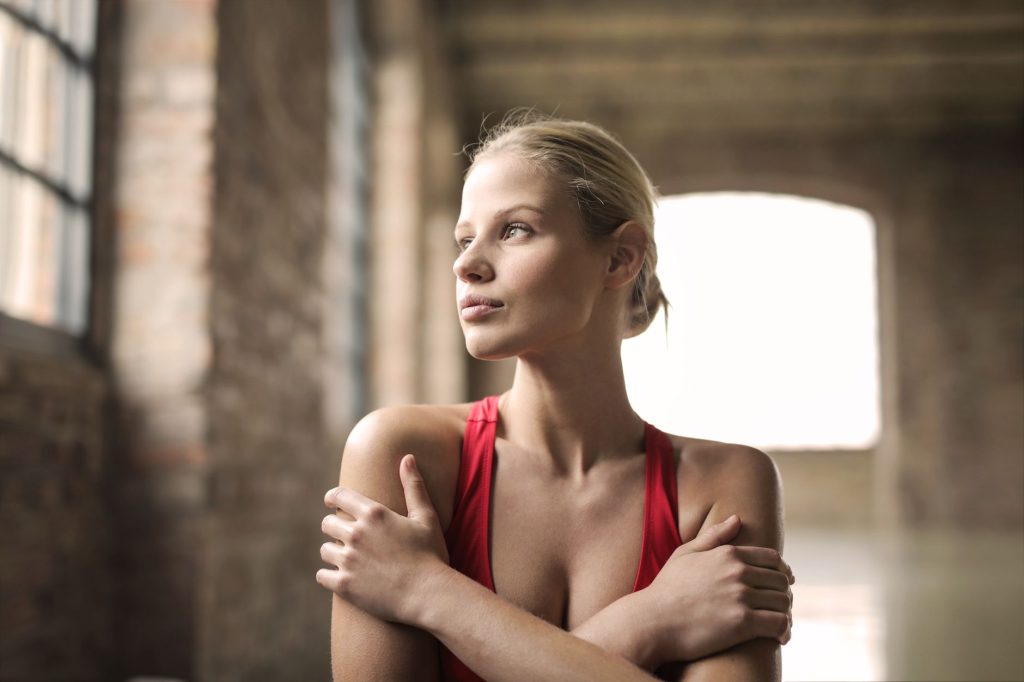 Jeune femme séduisante